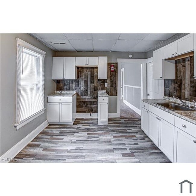 Building Photo - BONNA AVE UP