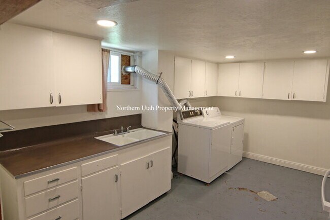 Building Photo - 2 Bed 1 Bath