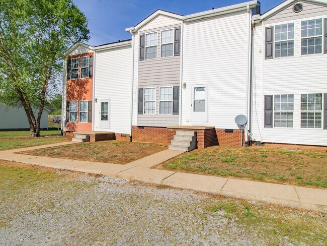 Building Photo - Stylish 3 Bedroom Townhome with Open Living Area