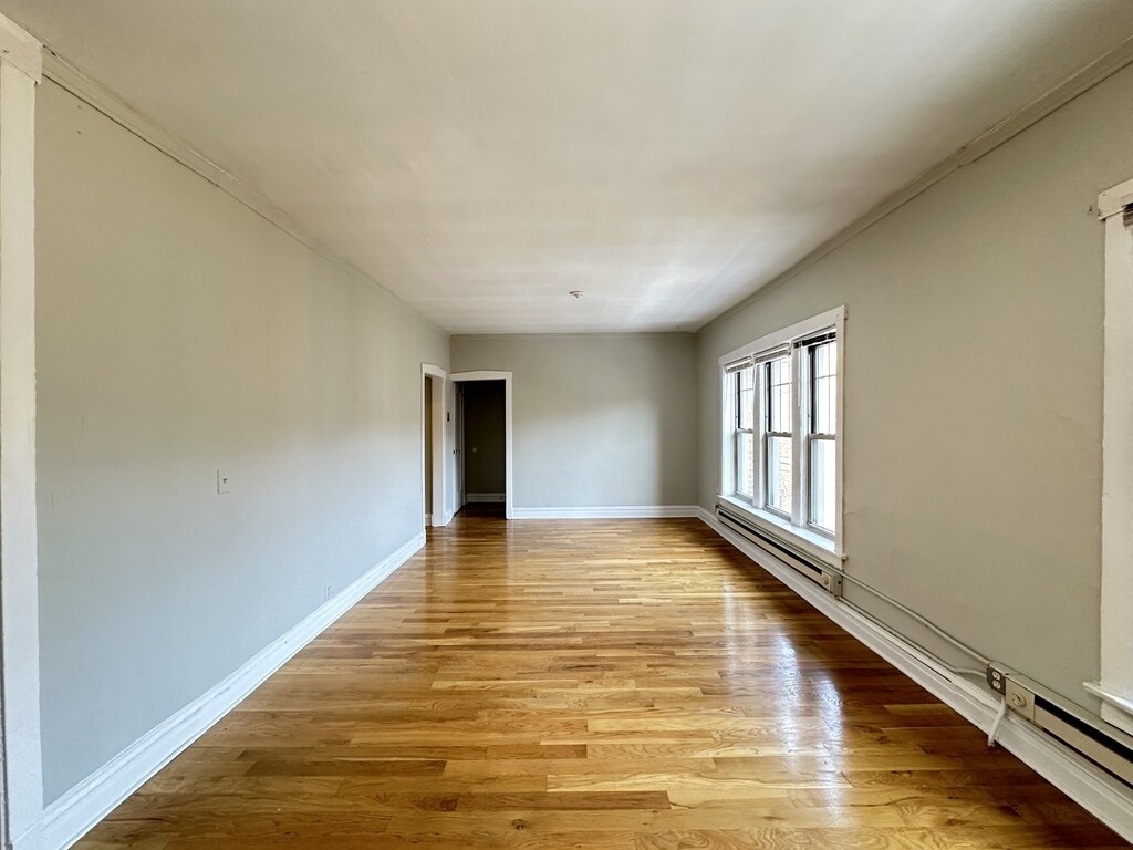 Building Photo - 634 W Barry Ave