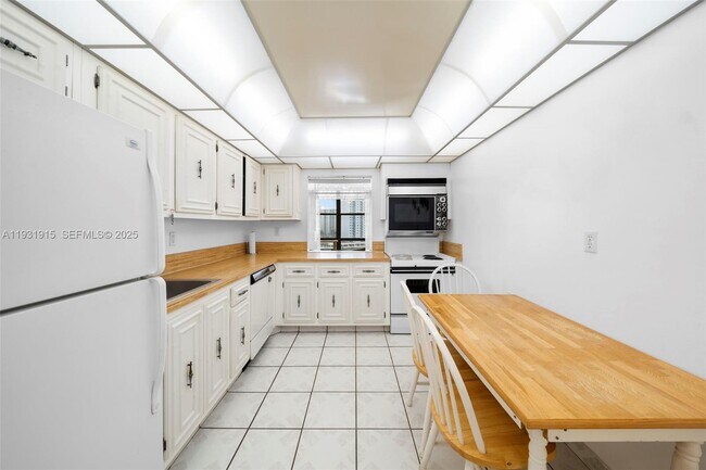 Building Photo - 1000 Parkview Dr