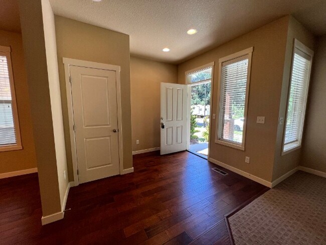 Building Photo - Rent Reduction! End Unit - Hawks Prairie Townhome