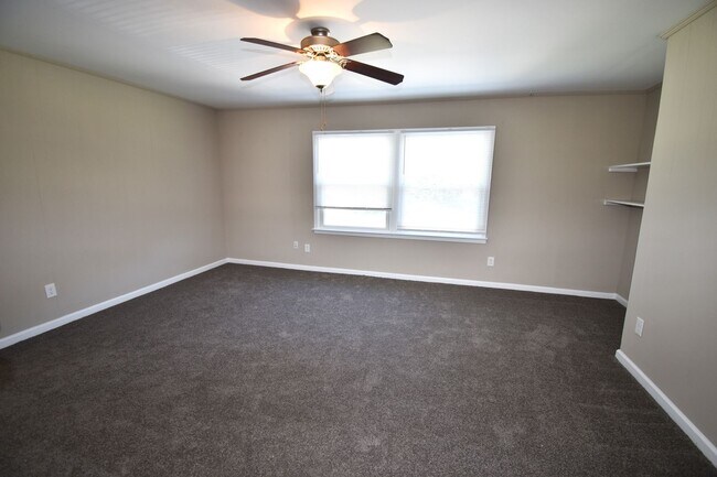 Building Photo - 2976 Lake Rd