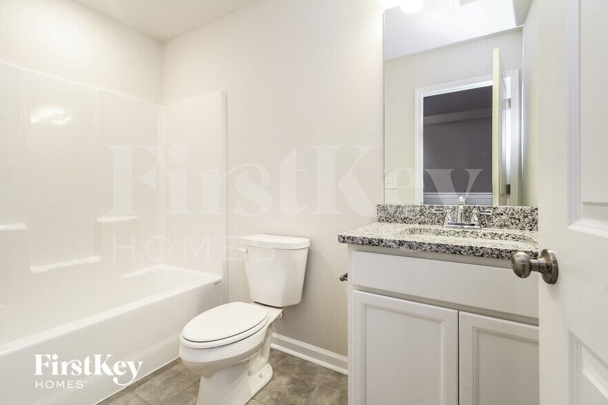 Building Photo - 3 Ramblehurst Rd