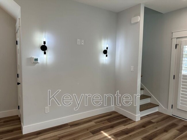 Building Photo - 210 7th St