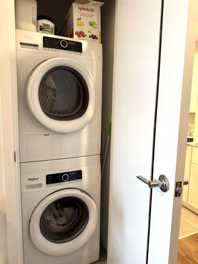 Building Photo - Aalii - High Floor Fully Furnished One Bed...