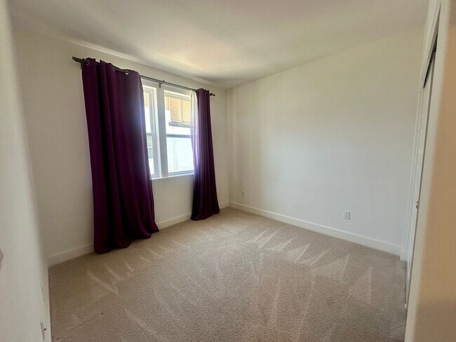 Building Photo - Mission Blvd 2 Bedroom 2 Bath Unit!