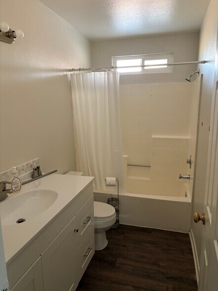 Guest bath - 2113 Phlox Ave