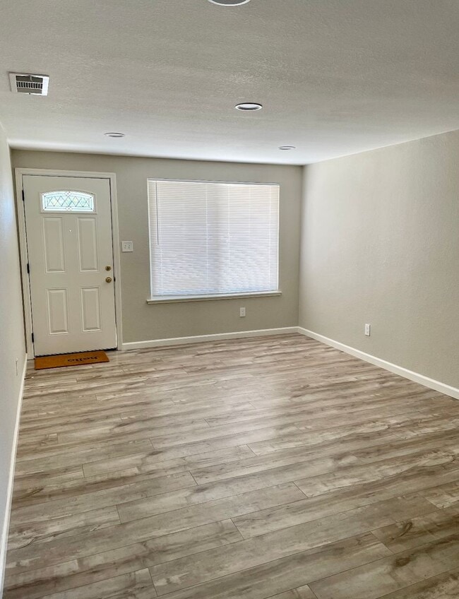 Building Photo - LINCOLNVIL9849