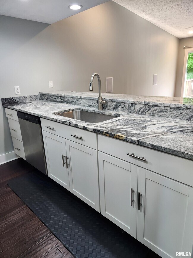 Building Photo - 3439 N Willow Ct