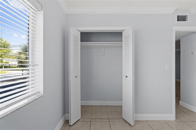 Building Photo - 980 NE 170th St