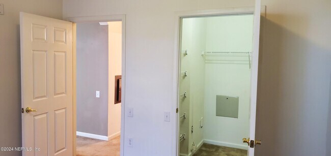 Building Photo - 10550 Baymeadows Rd