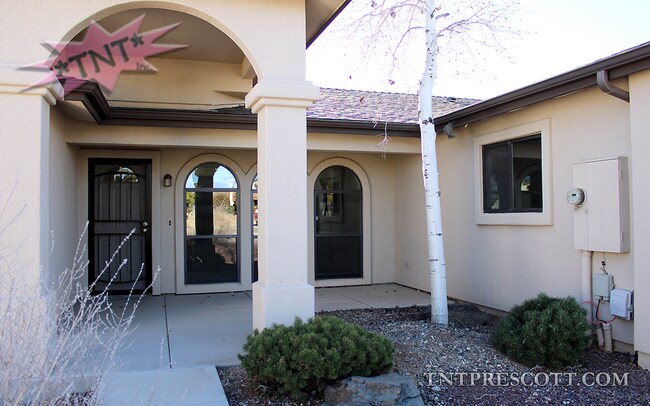 Building Photo - Home in Cliff Rose HOA ~ Winter Special!!