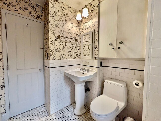 Building Photo - Darling 2 Bed 1 Bath 1940's Cottage Near M...