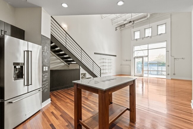 Building Photo - The Gallery Lofts, 2 Bedroom Condo minutes...