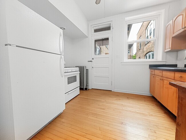 Building Photo - Large 3-bed/1-bath Apartment in the Heart of Rogers Park!