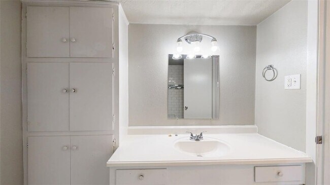 Building Photo - 3800 E 29th St