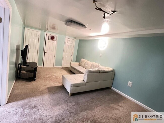 Building Photo - 406 Cranbury Rd