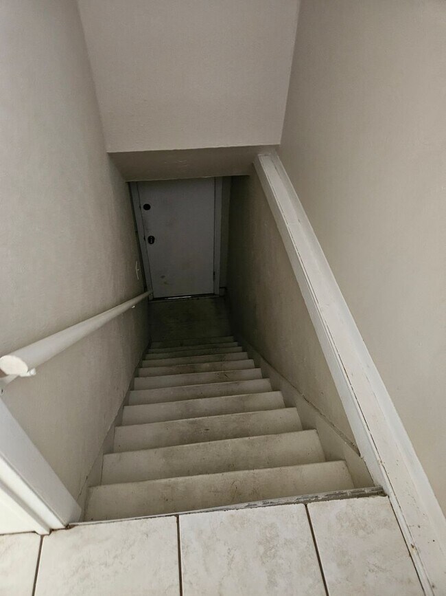 Building Photo - Top Floor Renovated 1 Bed/1 Bath Apartment in Victorian 4-Plex