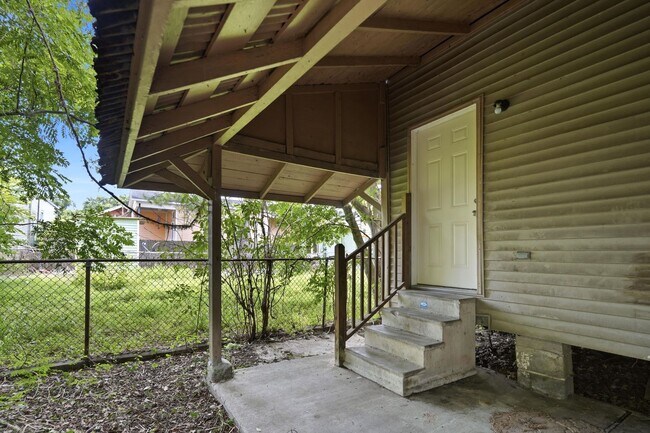 Building Photo - 2522 N Prieur St
