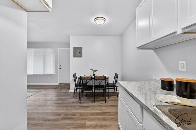 Building Photo - $850 - Spacious 1 bedroom Apartments