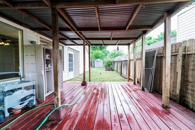 Building Photo - 10746 Lakewood Oaks Dr
