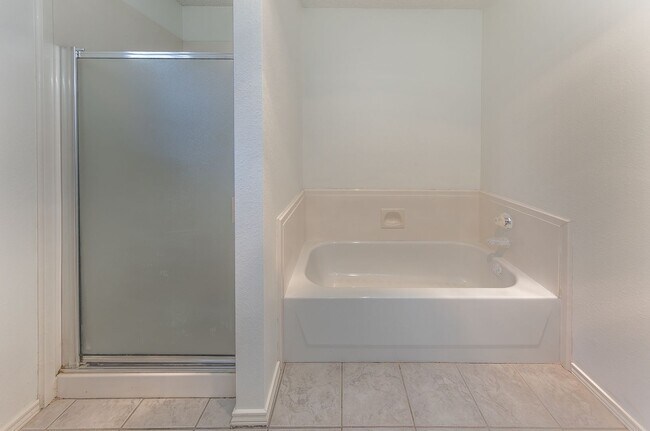 Building Photo - 3 Bed 2 Bath Move In Ready!