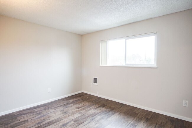 Building Photo - Contemporary 1-Bedroom in Buckman Neighborhood with Parking!