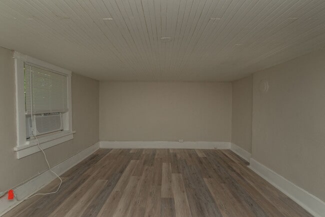 Building Photo - $650- Updated 2 bed/1 bath apartment near Medical Center, with brand-new appliances!