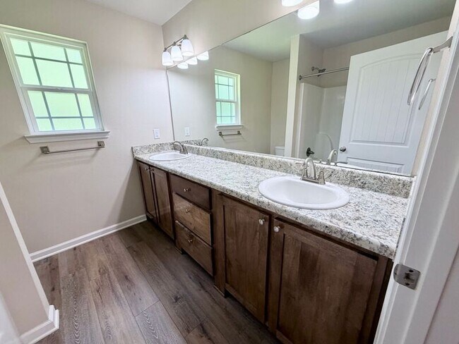 Building Photo - 5890 Daffodil Dr