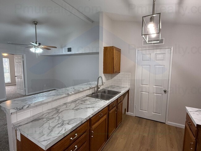 Building Photo - AVAILABLE NOW!!! Charming 2-bedroom, 1-bathroom duplex located in the vibrant city of Dallas