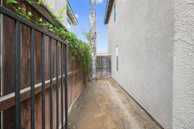 Building Photo - Beautiful 4-Bedroom Home