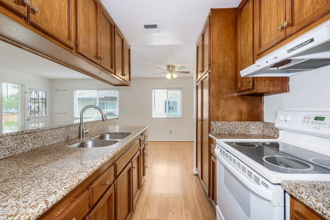 Building Photo - Santee Townhome Two Weeks FREE  2/1 Prime Location