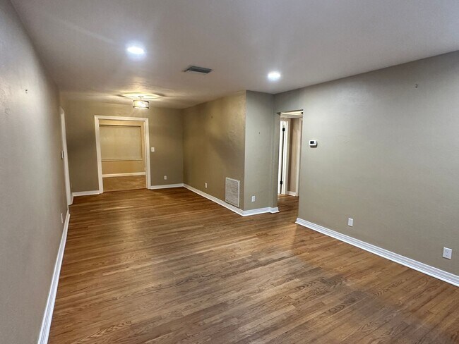Building Photo - Stunning 3/2 Bungalow near the historic di...