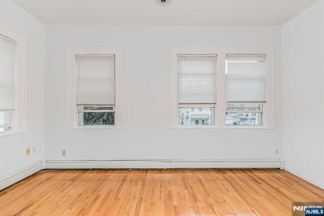 Building Photo - 57 Clinton Pl