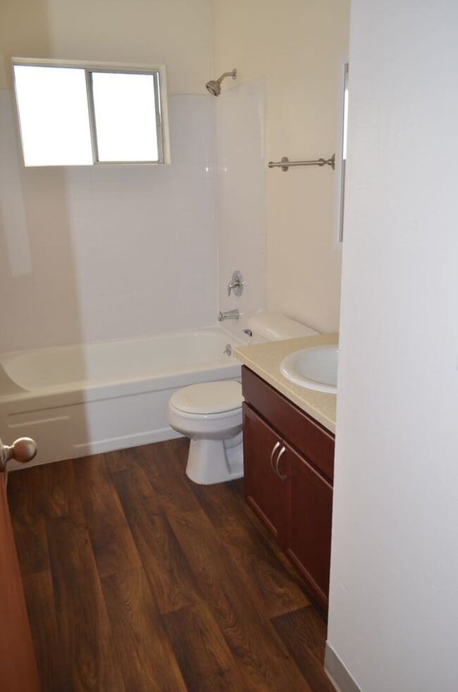 Building Photo - 3 bedroom, single level, with HUGE private yard!