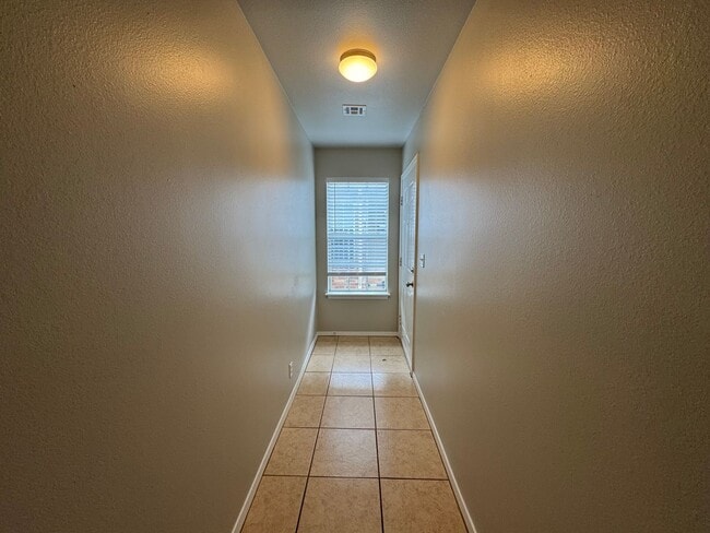 Building Photo - 3 bedroom, 2 bath, 1 car garage.