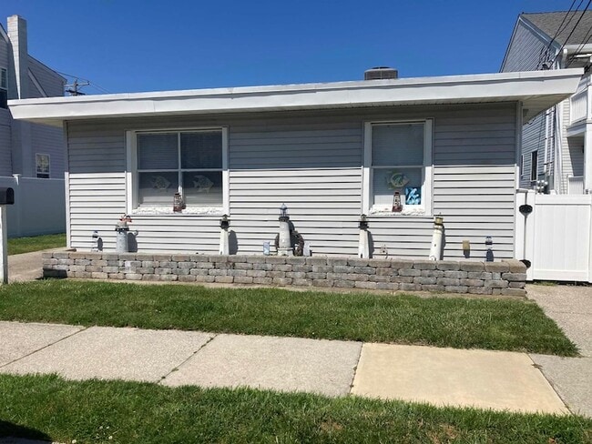 Building Photo - 101 E Cresse Ave