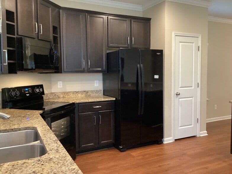 Building Photo - 708 Canyon Dr