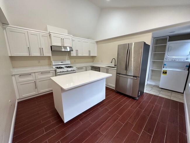 Building Photo - 8 Allen St