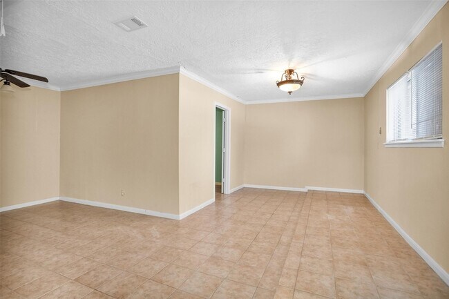 Building Photo - 23918 Spring Gum Dr