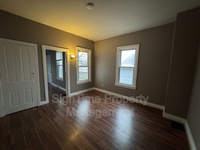 Building Photo - 1009 Corbett St