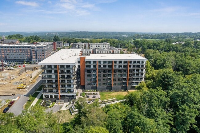 Building Photo - Spacious 1-Bed, 2-Bath + Den with Lake Vie...