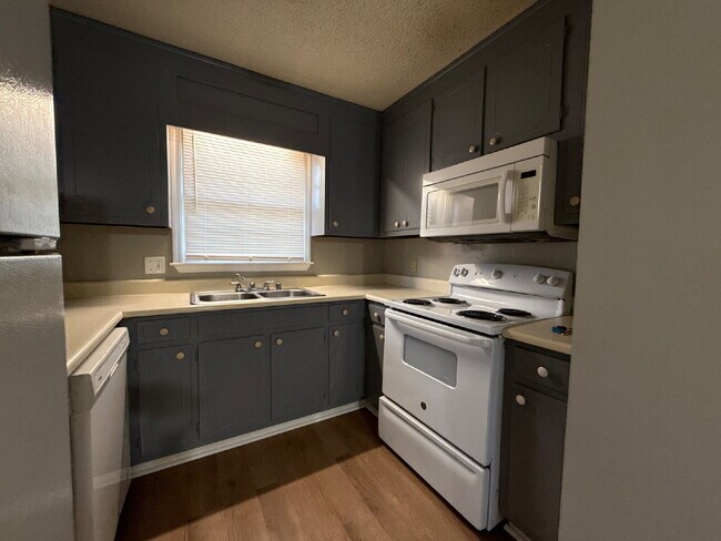Building Photo - "Spacious 2-Bedroom, 2-Bath Oasis in Prime Huntsville Location!"