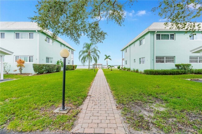 Building Photo - 3225 E Riverside Dr
