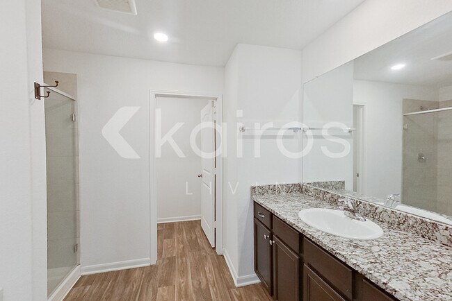 Building Photo - 914 Shady Brk