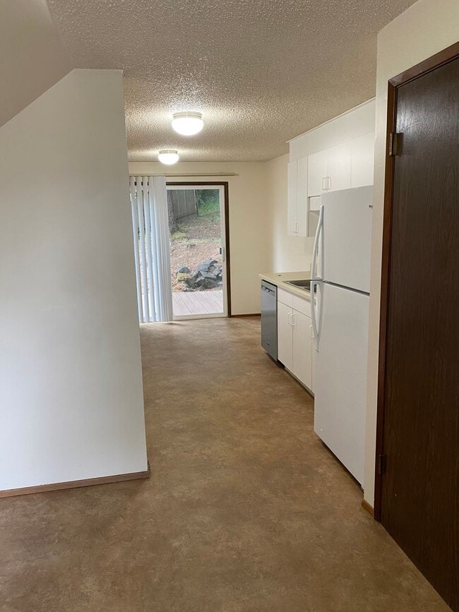 Building Photo - 3 bedroom 1.5 Bath Tandem Home!