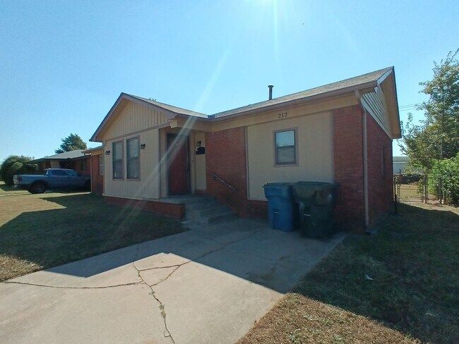 Building Photo - Clean Home