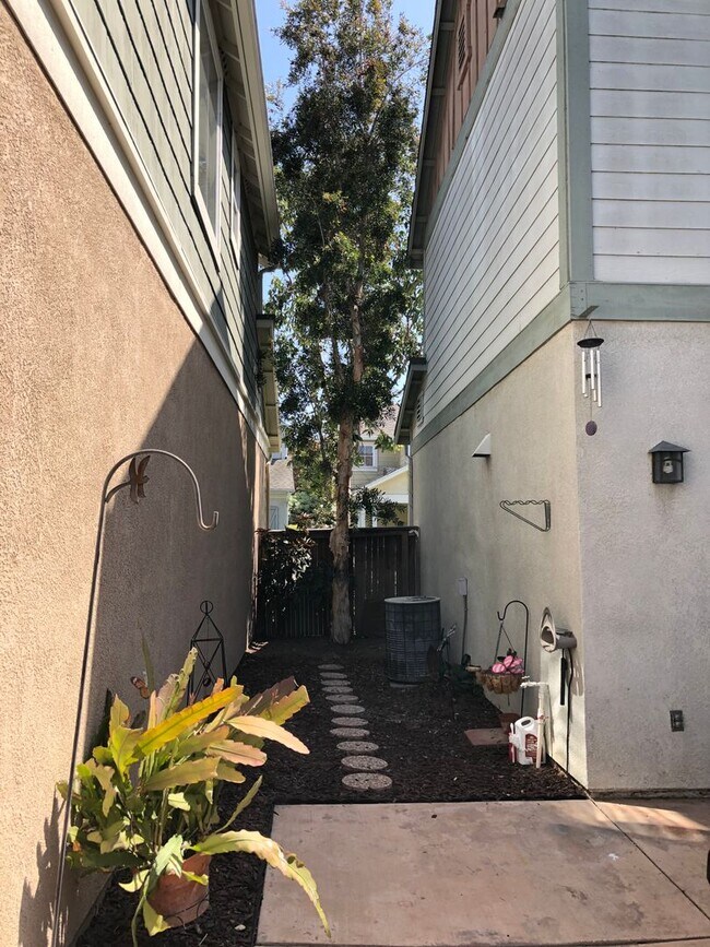 Building Photo - CHARMING 3 BR/2.5 BATH  " TWELVE PICKET LA...