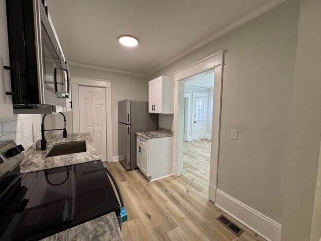 Building Photo - 3bed/1bath House $1395!